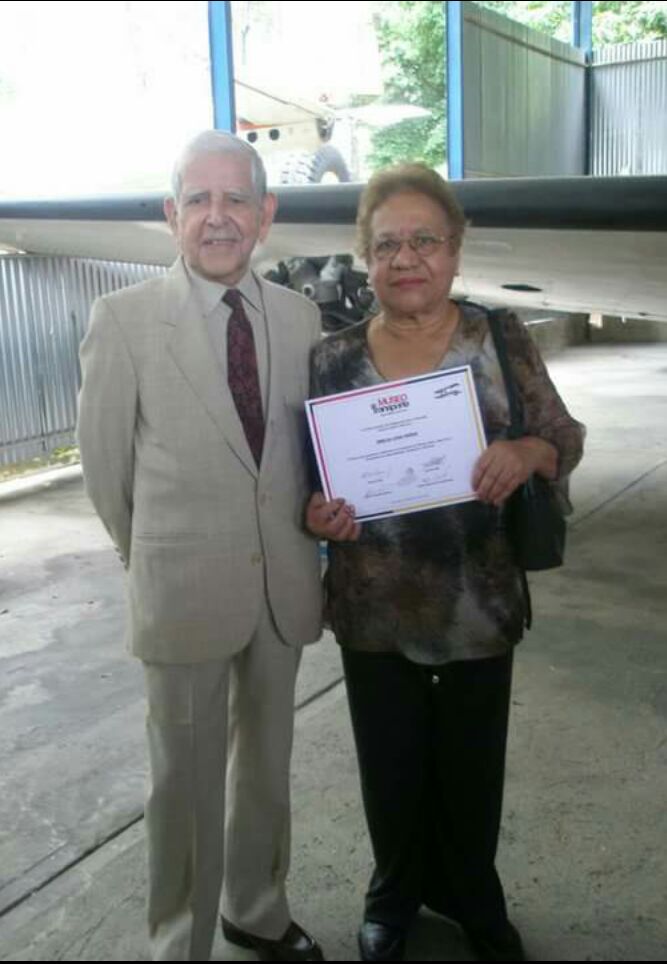 Doña Amelia Lara Faría primera Controladora de Tránsito Aéreo en Venezuela y Latinoamérica junto a Rubén Alfonso