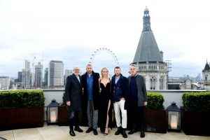 Jennifer Lawrence posando junto a los protagonistas de "Gorrión Rojo" en Londres.