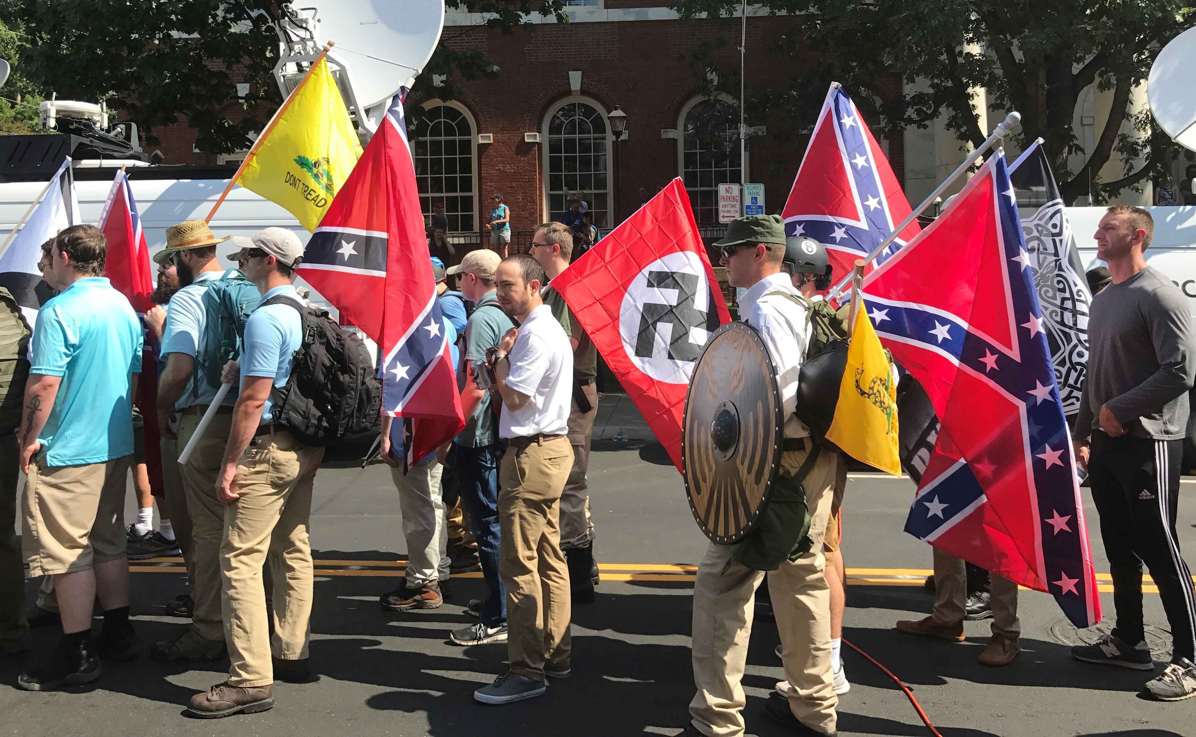 Manifestantes de Alt Right en Charlottesville con banderas Nazi y de la Confederacion