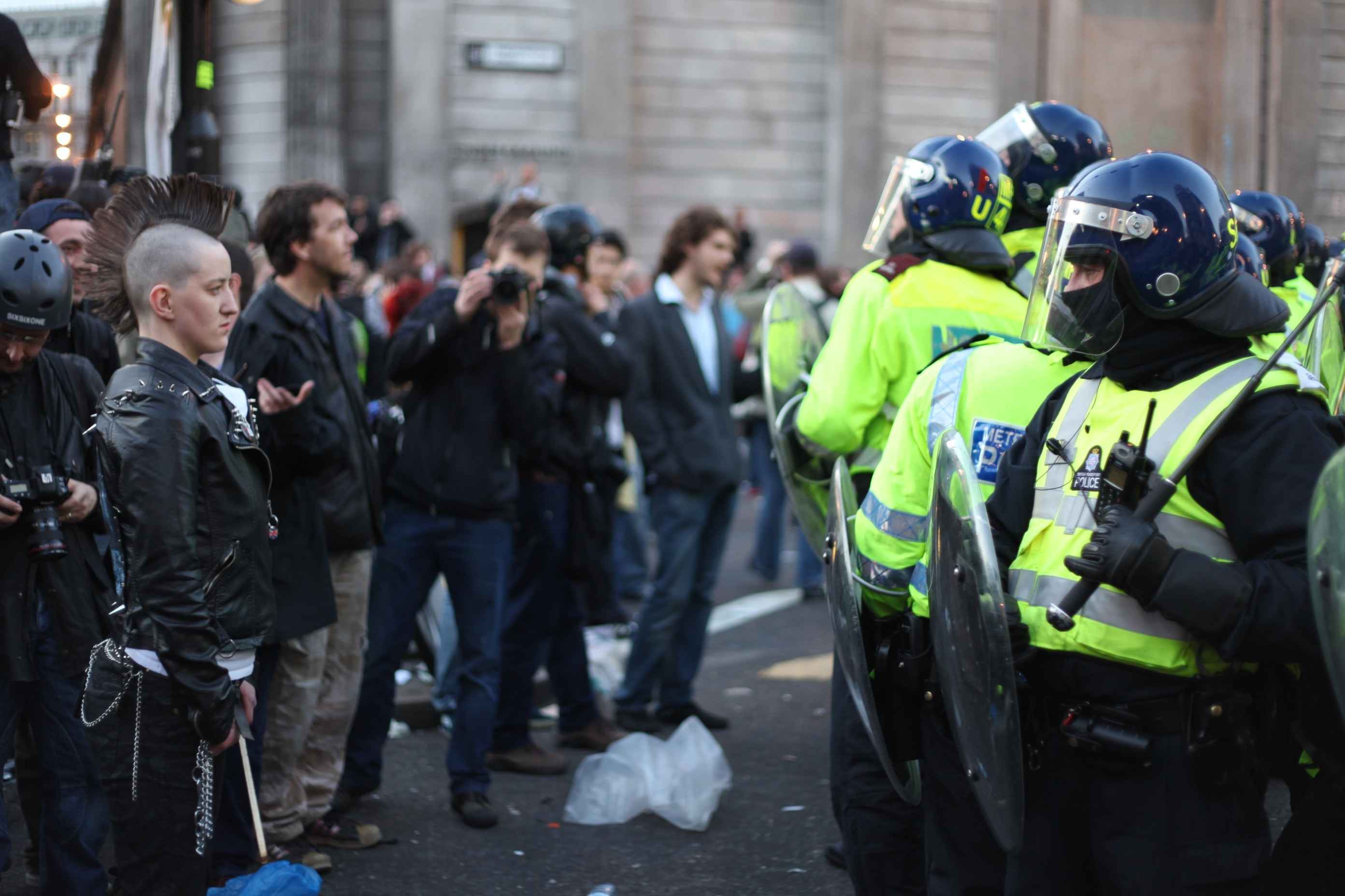 Manifestantes y Policia enfrentados en Londres