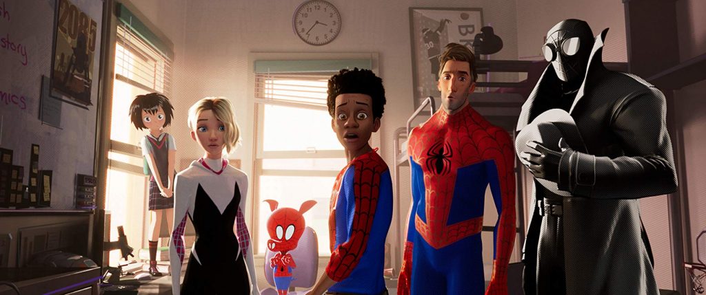 Peni Parker, Spider-Gwen, Spider-Ham, Miles Morales, Peter Parek (Spider-man) y Spider-Noir en Spider-man Into The Spider-Verse