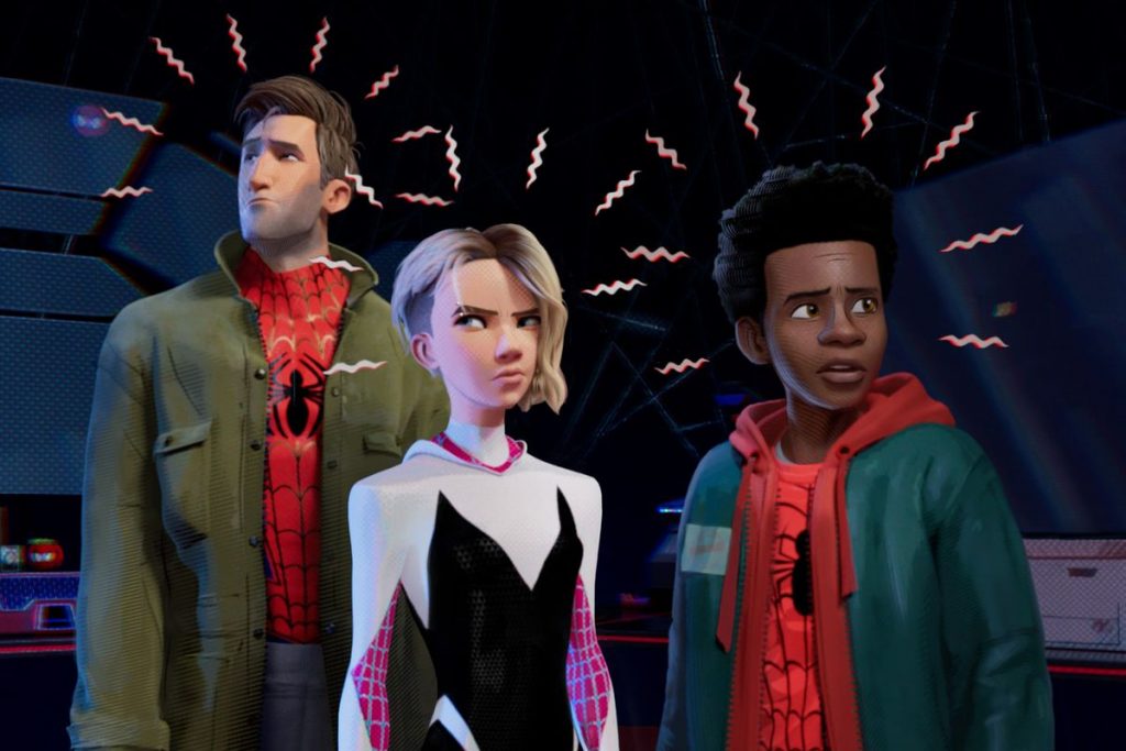 Spider-Man, Spider-Gwen y Miles Morales en una escena de Spider-man Into The Spider-Verse