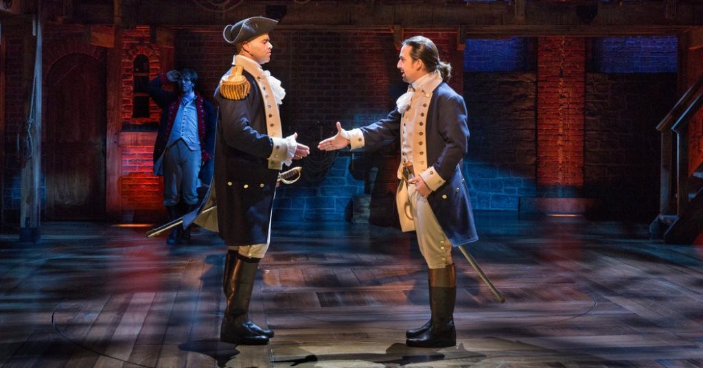 Lin-Manuel Miranda and Chris Jackson en Hamilton (2020)