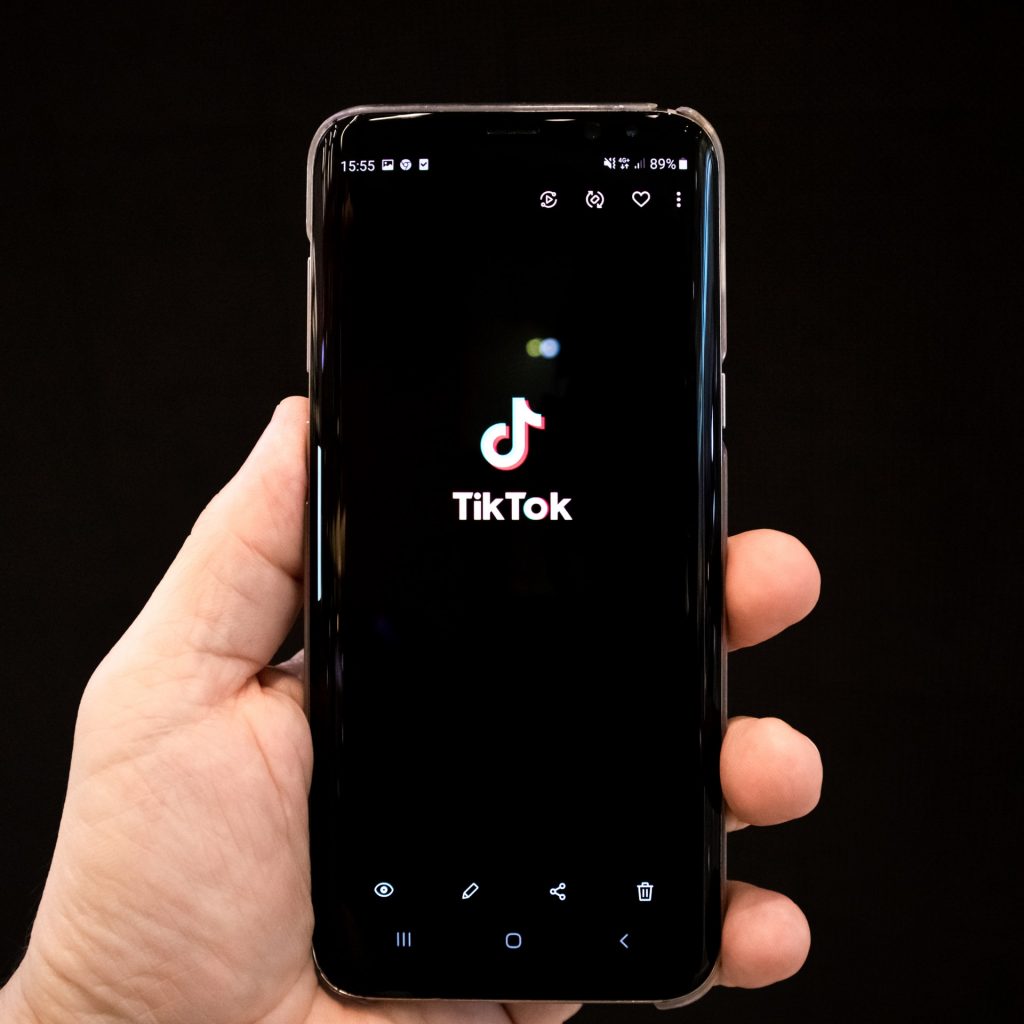 Smartphone con TikTok